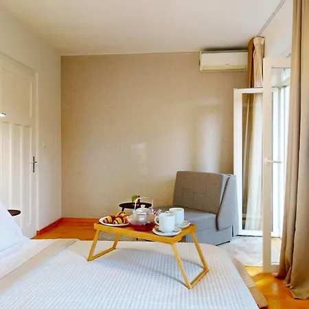 Old Town Apartment *