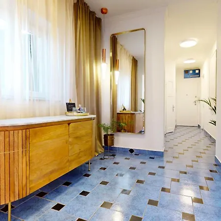 Old Town Apartment *